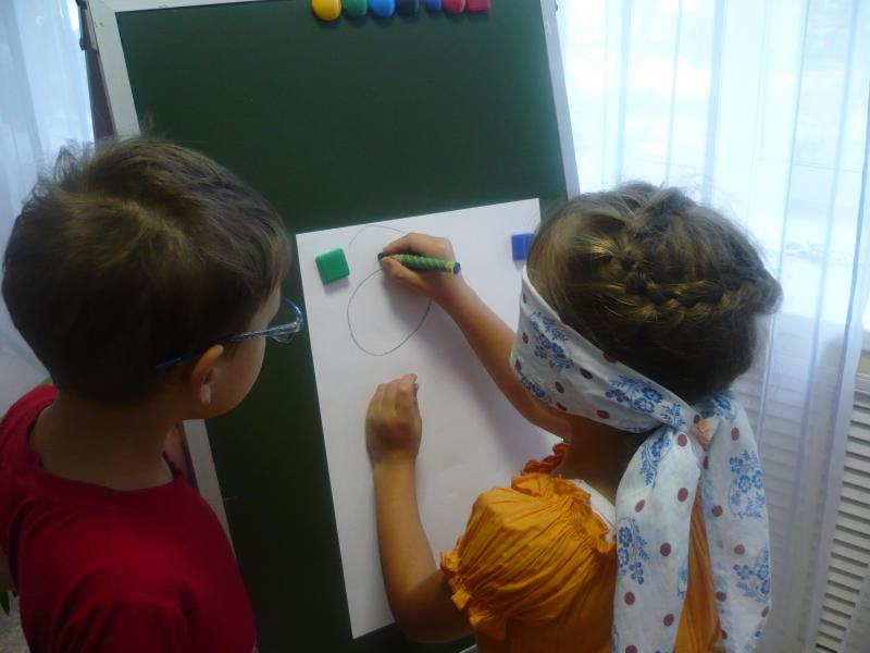 подготовительная группа рисует фрукты для ЛЕТА