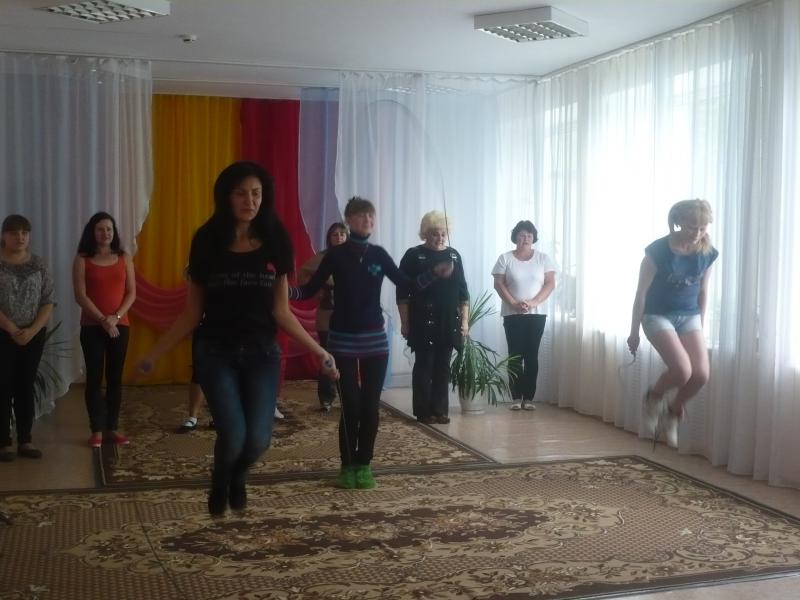 первый этап соревнований: прыжок через скакалку. Победитель Медведева Элеонора Генриховна