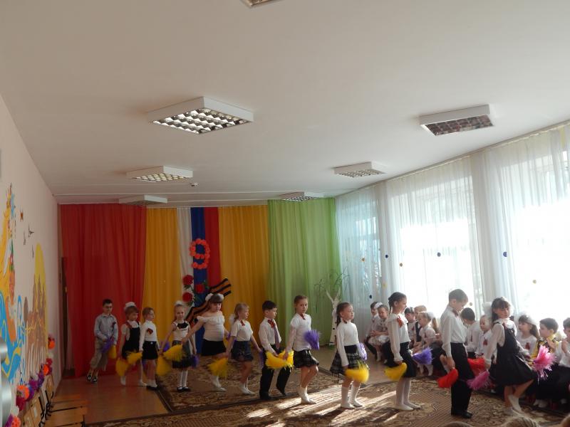 Красочный салют в честь празднования ПОБЕДЫ