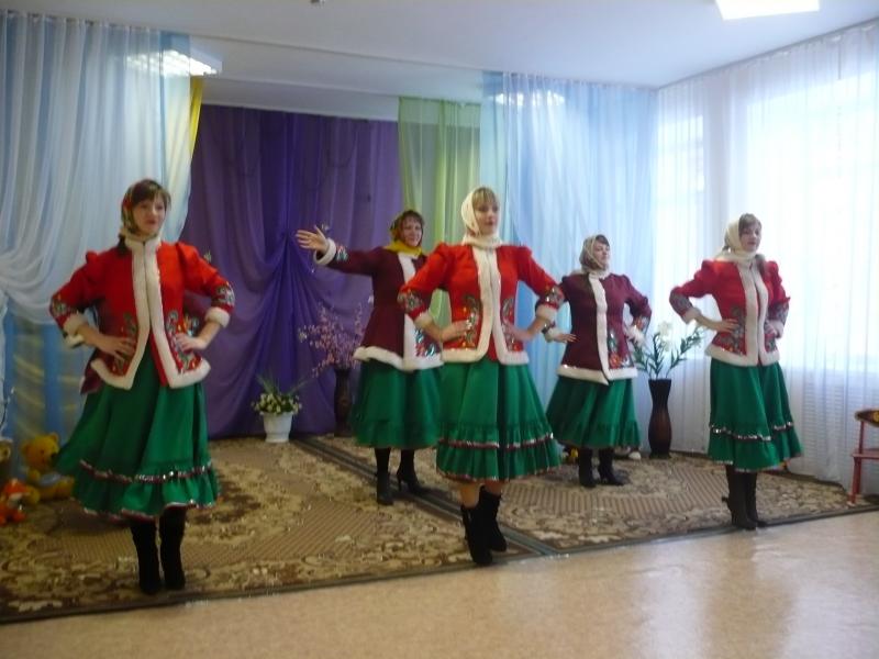 у нас поют и танцуют не только дети, но и...........